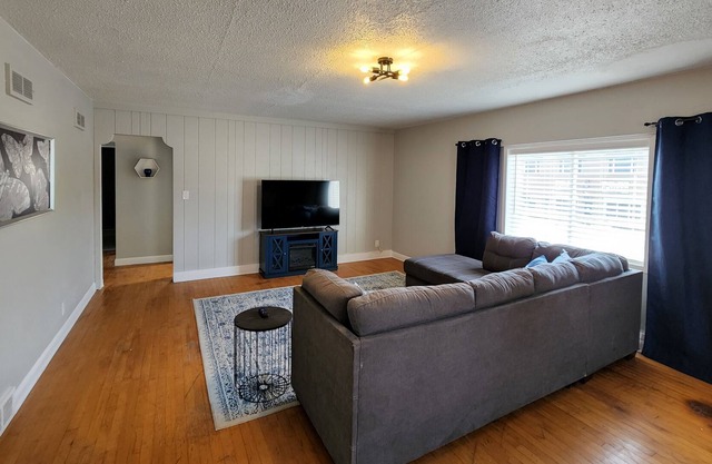 Spacious Pet-Friendly Apartment - Prime Location with All the Amenities You Need