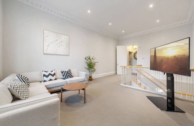 Spacious Primrose 2BR/3BA Duplex in Central London