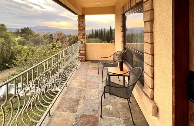 Spacious Private 1BD Apt with private balcony and great views! Explore SD area!