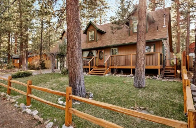 Spacious, Private 3 bedroom Chalet with Hot Tub!