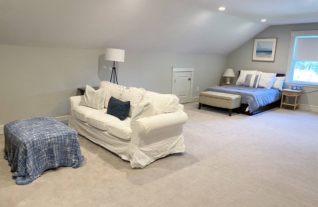 Spacious private 3rd floor studio suite with private ensuite bathroom