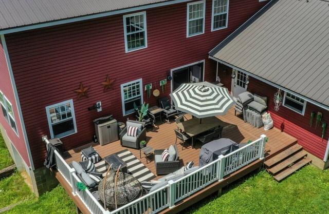 Spacious Retreat: Firepit, Back Deck, Modern Home