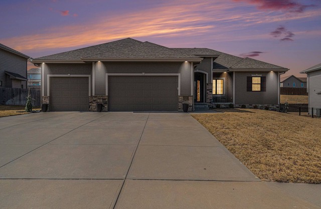 Spacious Retreat in West Omaha 2 King 3 Queen Beds