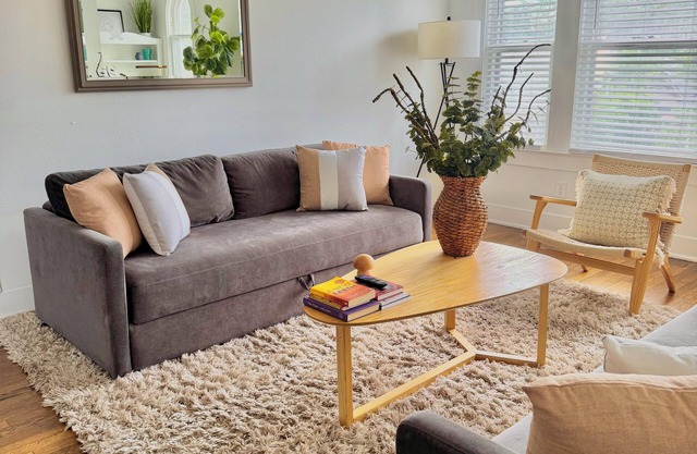 Spacious Retreat Near River Walk & The Pearl – 2BR, Ideal for Groups