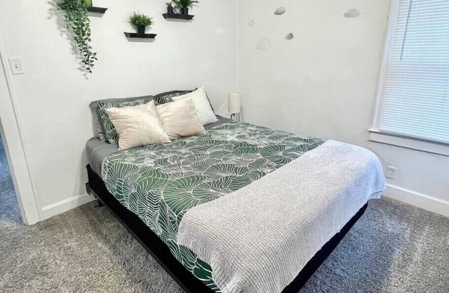 Spacious Retreat: Quiet Area, Close to Downtown