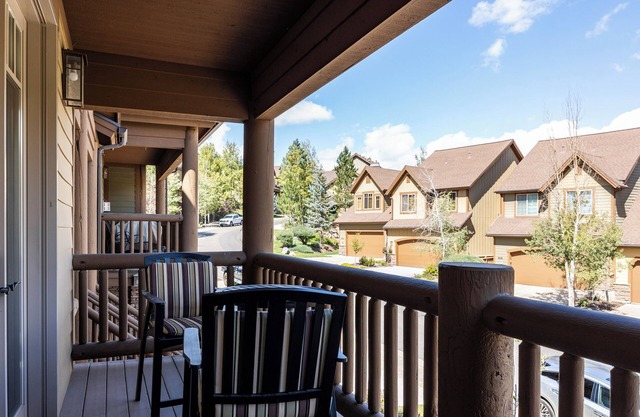Spacious Retreat: Sleeps 7, Minutes to Skiing, Private Hot Tub, Scenic Views, Ultimate Relaxation!