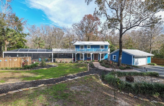 Spacious Riverhouse with views, pool, jacuzzi, and near Rainbow River