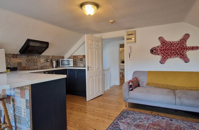Spacious Riverside 2Bd, Mid City - Above Bar&Venue