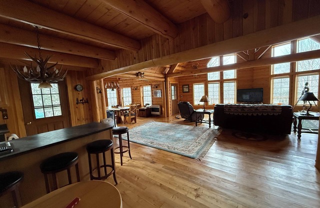 Spacious Riverside Cabin Near Sugarloaf – Perfect for Family Getaways