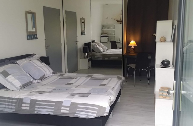 Spacious room on the GR34 pink granite coast