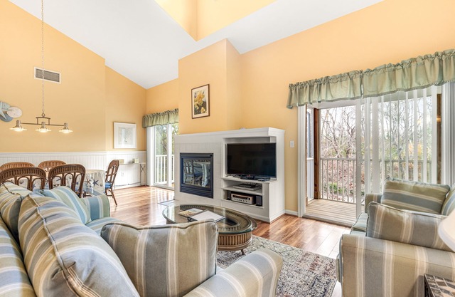 Spacious Sea Colony second floor condo with pools, hot tubs & washer/dryer