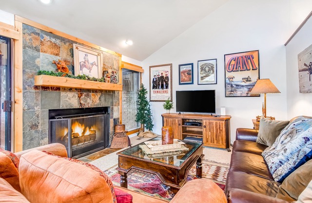 Spacious split-level townhome with private hot tub & game room -close to canyons