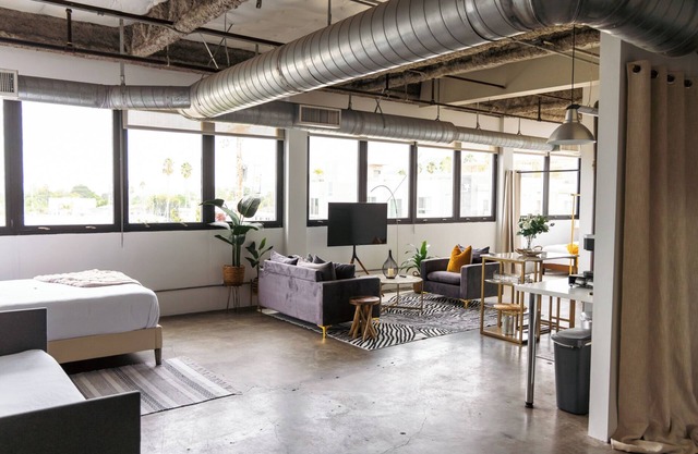 Spacious Studio apartment in charming Los Angeles w/AC, fitness room, WiFi