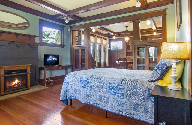 Spacious Studio Downtown! (Explorer's Suite)