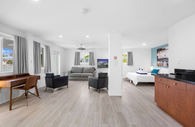 Spacious Suite at New Yorker Hotel - Pool, Free Parking, WiFi and Coffee!