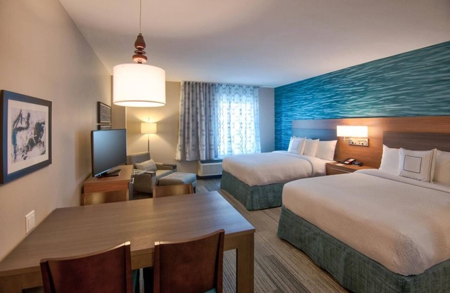 Spacious Suite near Miami Airport with Kitchen & Breakfast | Outdoor Pool
