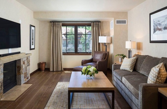 Spacious Suite w/ Gas Fireplace & Amazing Mountain Views