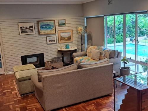 Spacious Sunny home in secure leavy area