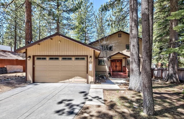 Spacious, Tasteful, 4 Bed Home: Hot tub, Pool table.