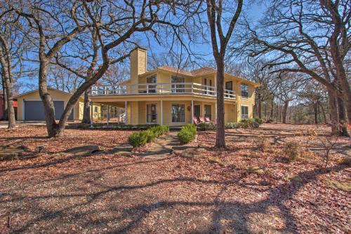 Spacious Texas Getaway half Mi to Lake Texoma!