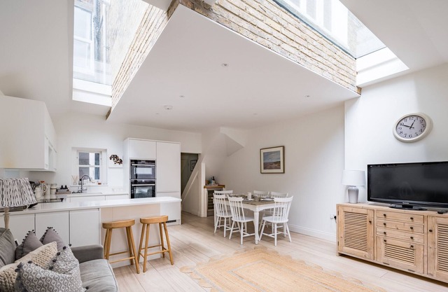 Spacious three bedroom garden flat near Clapham Common by UnderTheDoormat