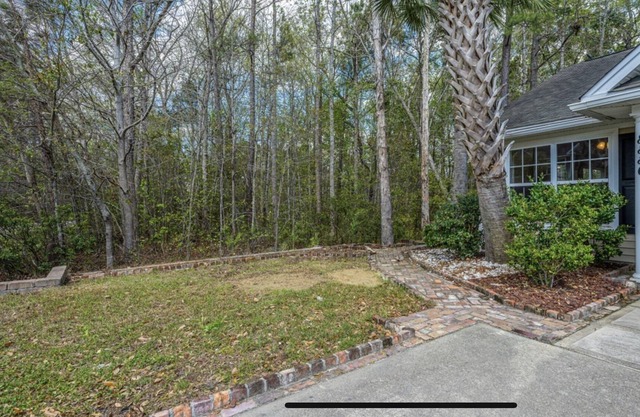 Spacious townhome - quiet location surround by wooded area