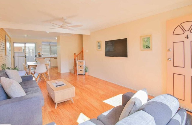 🏠 Spacious Townhouse with 2 Toilets, King Beds with Aircons 🏠