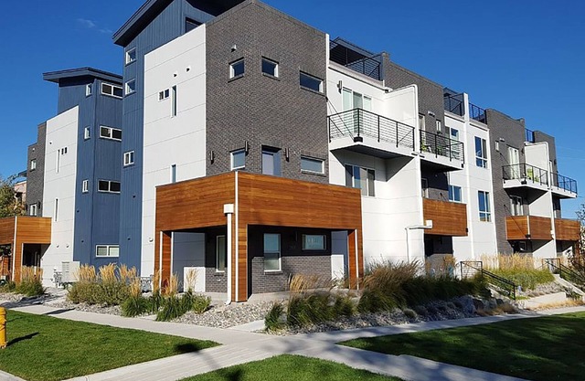 Spacious Townhouse with Rooftop Deck! Super close to Downtown Denver!