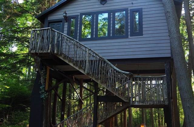 Spacious Tree House w/River & Trail Access