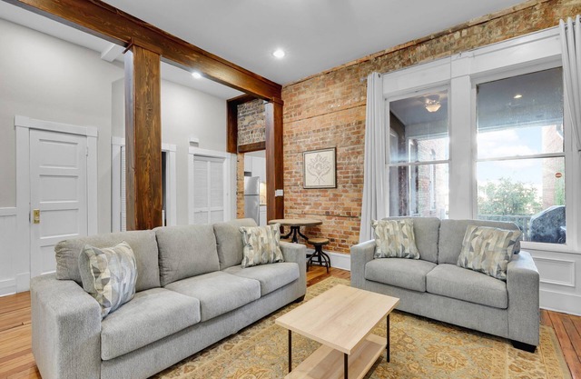 Spacious Updated Home Ideal For Groups W/Parking by Lucky Savannah