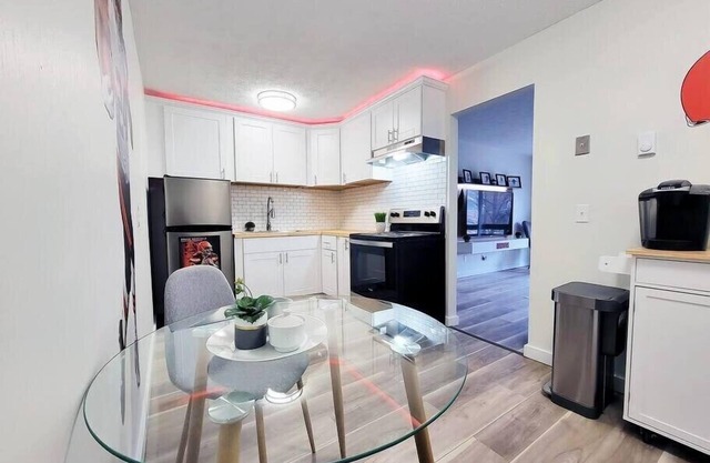 Spacious Upgraded Private HOF Apt - 7 minute walk