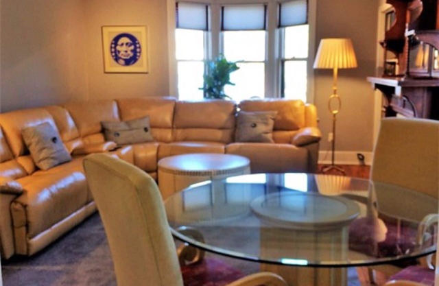 Spacious Upstairs Apartment In Historic Home