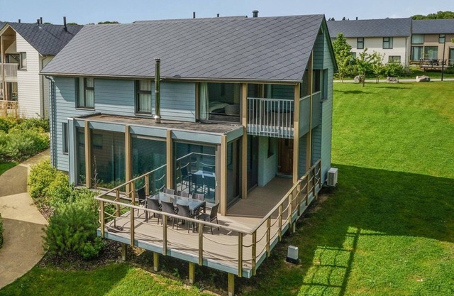 Spacious Villa Near Castle