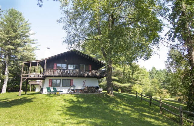 Spacious Vermont Chalet Near Stratton Mountain Resort