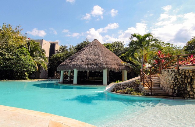 Spacious villa with balcony, patio, strong WiFi, partial AC, pool & gym
