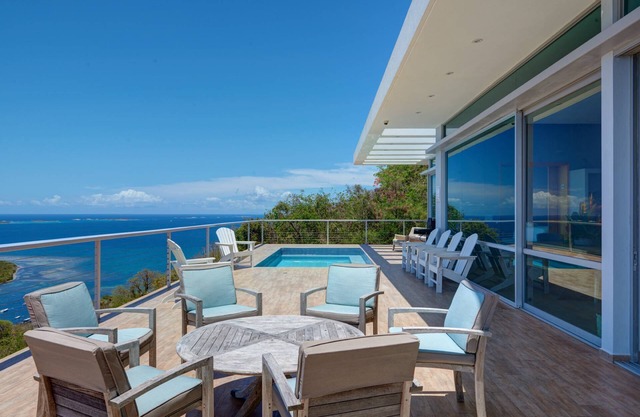 Spacious Villa, Pool, Gorgeous Views, WIFI, Great for Groups & Families, close to Seven Seas Beach