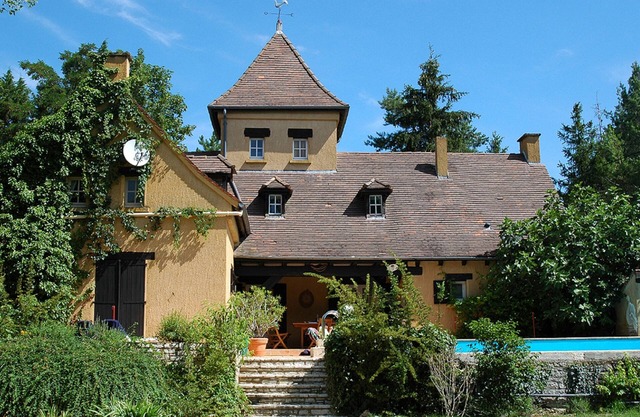 Spacious villa with heated pool and garden