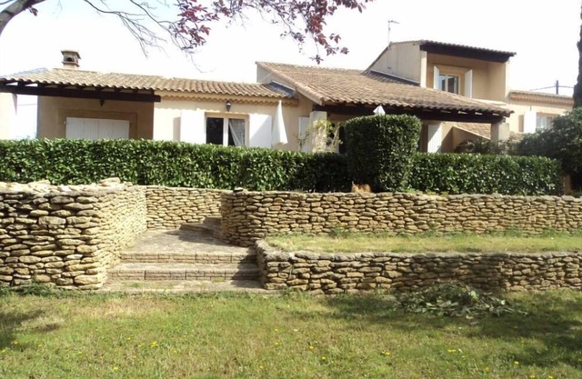 Spacious villa with large air-conditioned pool courtyard electric gate