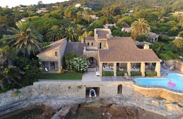 Spacious waterfront villa in the isolella with private beach and pontoon
