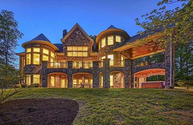 Spacious waterfront house with private hot tub, sauna, pool table