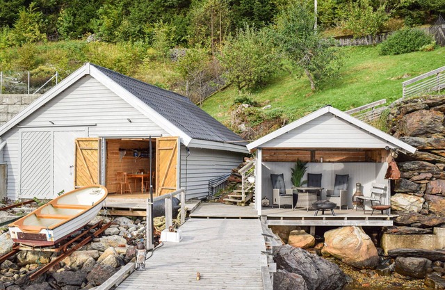 Spacious, welcoming apartment with its own boat and fantastic location on the Hardangerfjord.