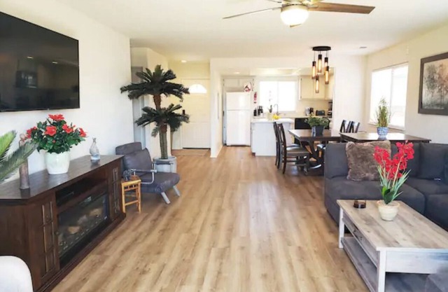 Spacious Whole Residence w/Bikes-Close to Beach!