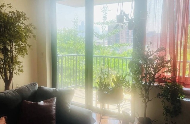Spacious Zen Den 2 bedrooms, 2 bathrooms with easy commute to NYC