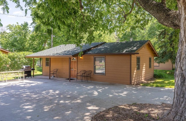 Sparkling Clean Cabin Thirty Minutes to Mt Rushmore - In Rapid City On Canyon Lake Thirty Minutes from Mt Rushmore