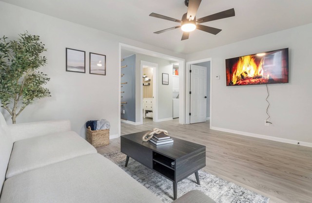 Spartanburg Home w/BBQ Grill, Fire Pit & King Size Bed