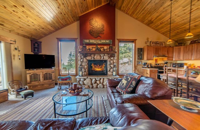 Special Pricing! Stunning Panoramic Views, Game Room, Wi-Fi & Pet Friendly - Red Hill House