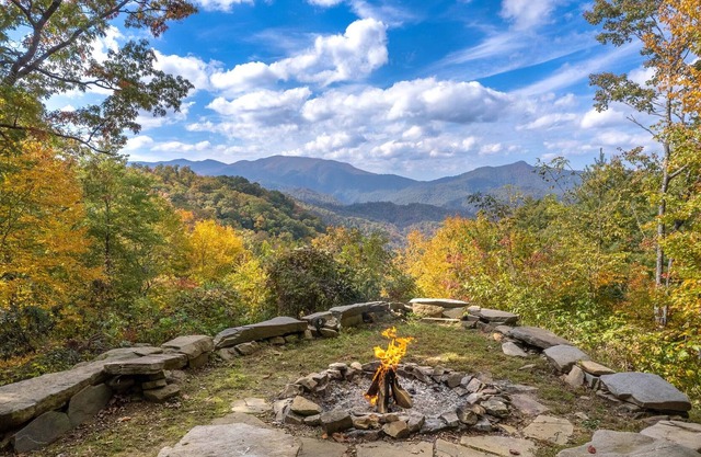 SPECIAL *Sept. 13th- Oct. 4th 20% off* Mountain Views, Fireplace, Hot Tub