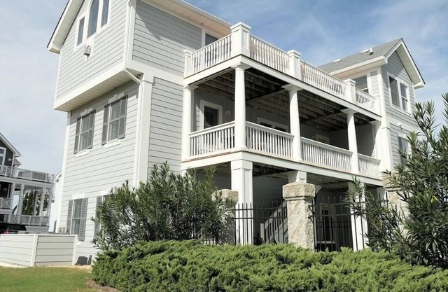 Specials! Free pool heat! Flexible stay, Walk to the Beach, Amenities!