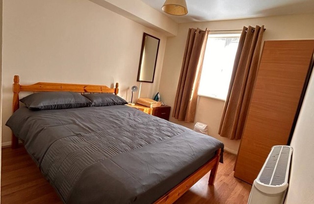 specious 1 Bed Apartment with parking & free wifi 5 minute Goodmayes station