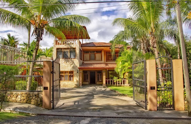 Spectacular 4/5 Bedroom 3.5 Bath 15 Minute walk to the Beach - Sleeps 15 - Pool!